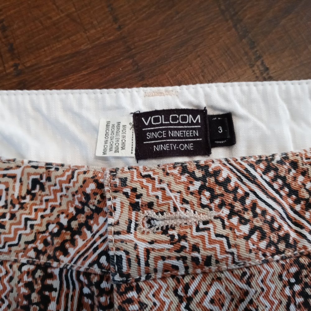 Volcom Short Shorts In Pattern Size 3 - image 5